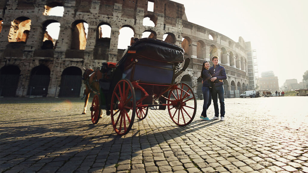 Pareja de turistas afuera del Coliseo de Roma