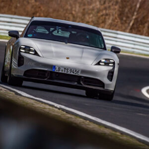 Lee más sobre el artículo El Porsche Taycan destrona al Tesla Model S en Nürburgring ¿Qué récord le arrebató?