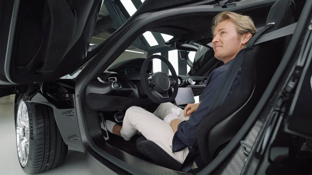 Rosberg contemplando su nuevo Rimac Nevera