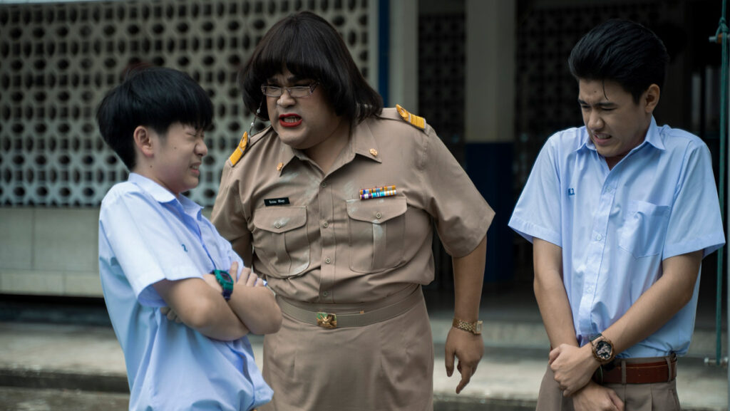 Prefecta regañando a estudiantes en serie de Tailandia