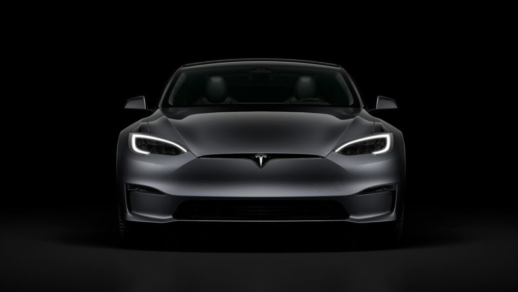 Tesla Model S 2021 visto desde el frontal