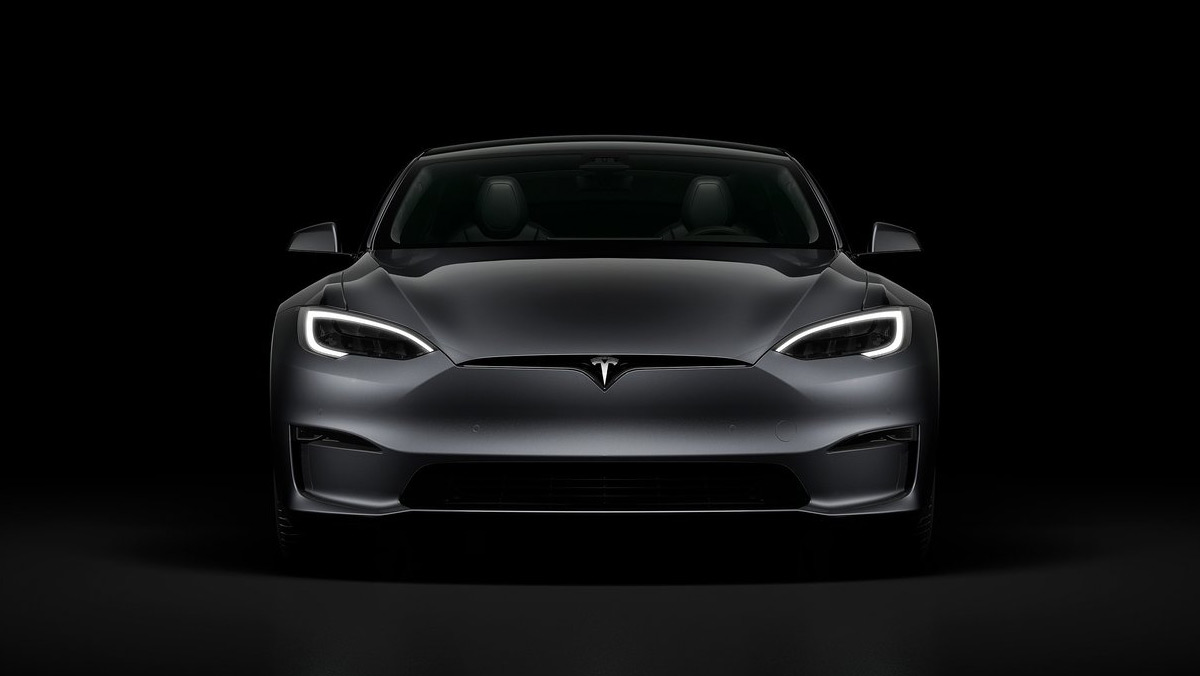 Tesla Model S 2021 visto desde el frontal
