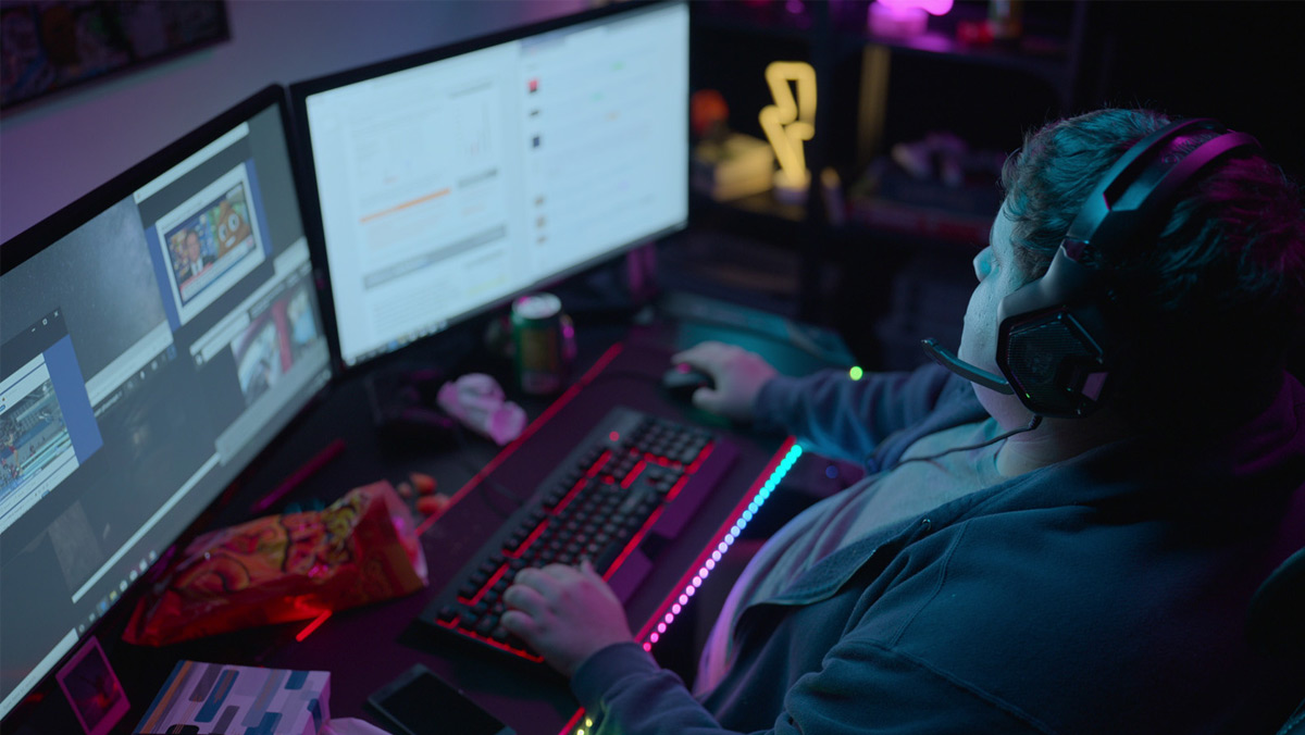 Hombre en computadora y ambiente estilo gamer