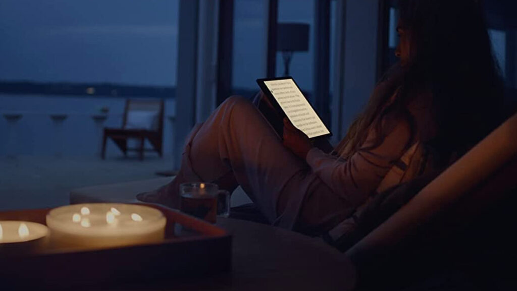 Mujer leyendo lector electrónico
