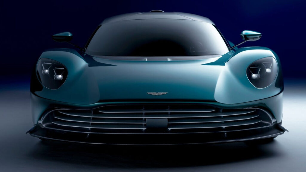 Vista frontal del Aston Martin Valhalla