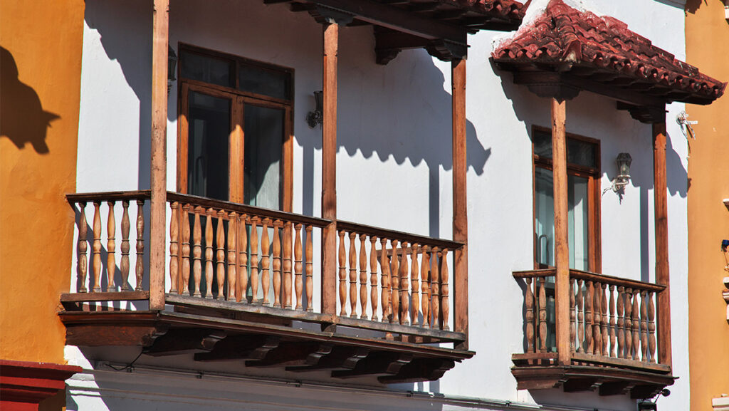Casa antigua con balcones