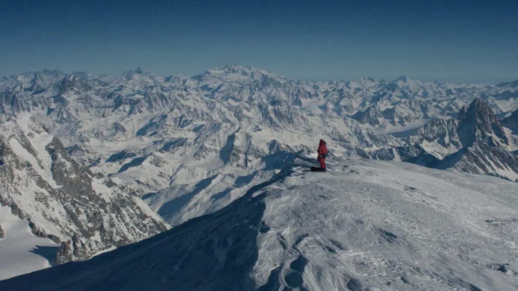 Alpinista contemplando el panorama
