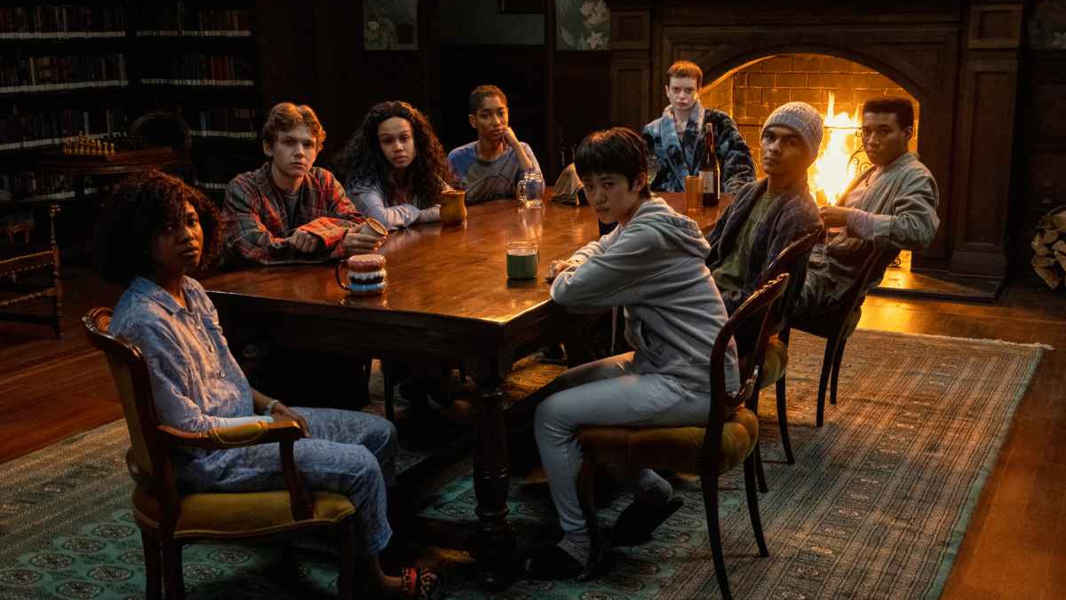 Adolescentes reunidos en una mesa en escena de El club de la medianoche