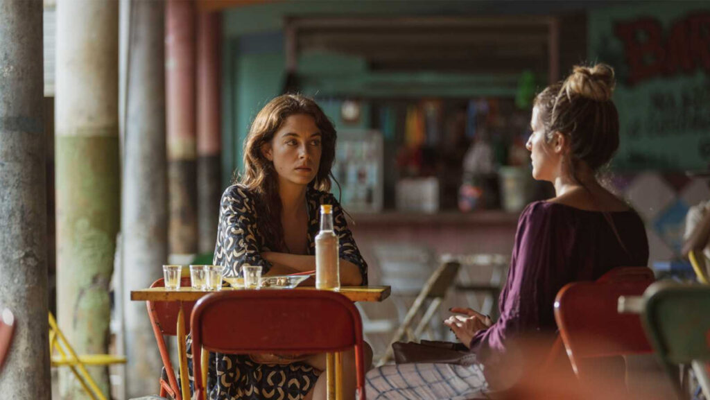 Mujeres platicando en escena de la serie Santo