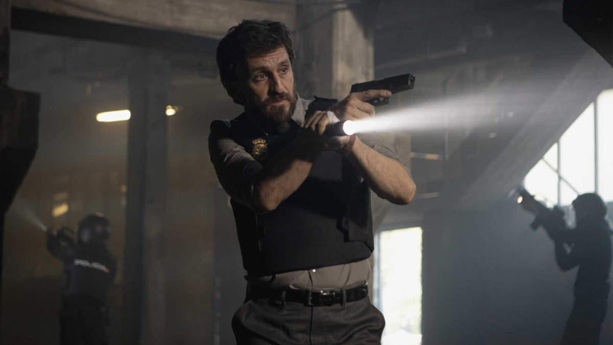 Raúl Arévalo como policía en la serie Santo