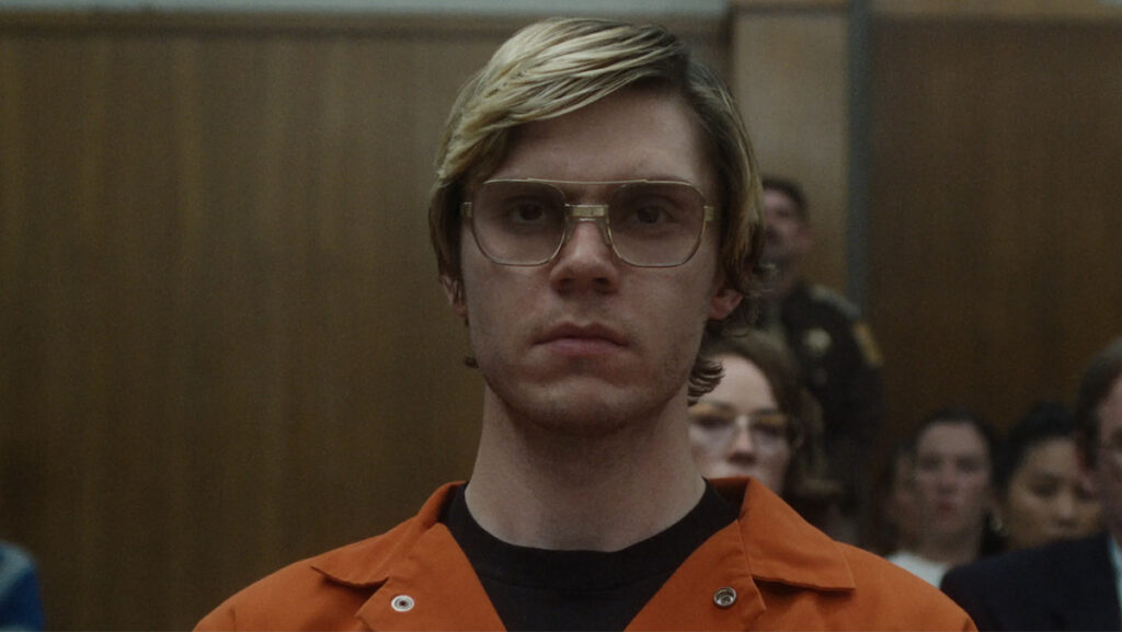 Evan Peters como Jeffrey Dahmer