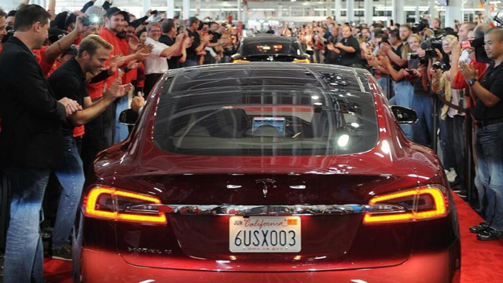 Empleados de gigafábrica de Tesla aplaudiendo