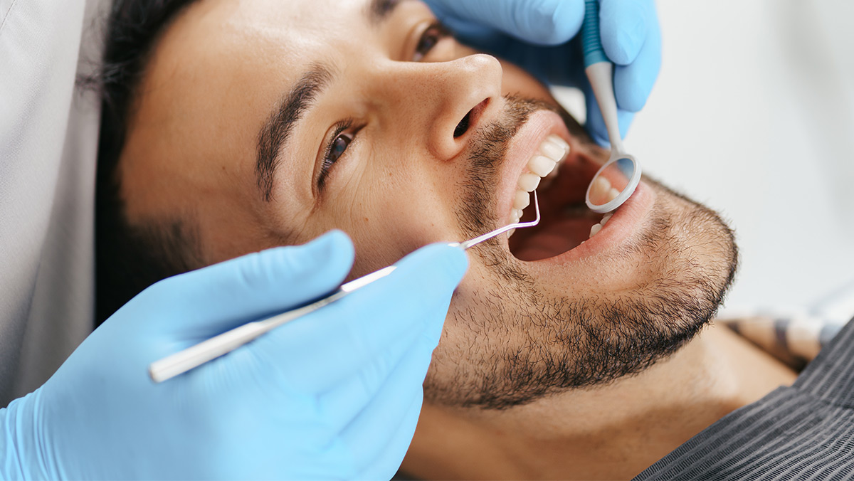 Hombre en consulta con el odontólogo