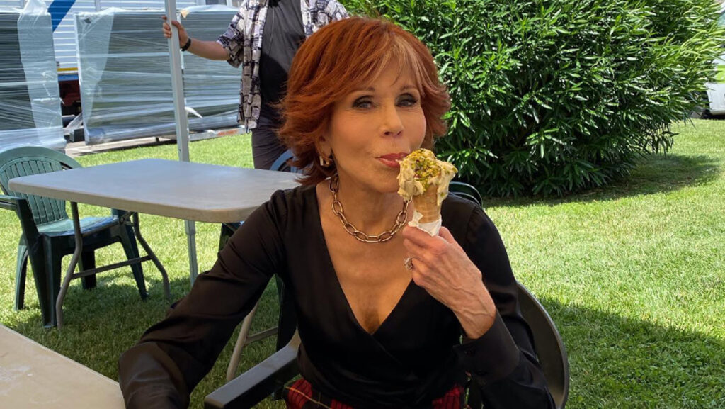 Jane Fonda comiendo un helado