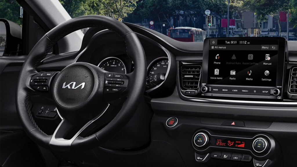 Interior del Kia Rio Sedán 2023