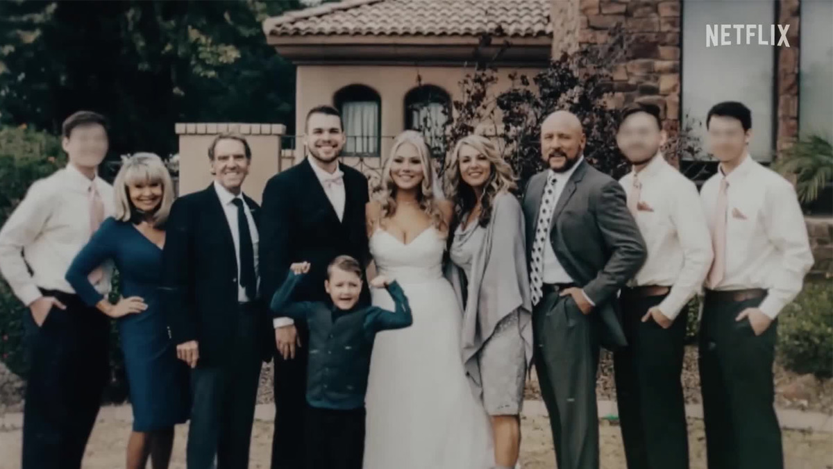 Familia en día de boda en el documental Los pecados de nuestra madre de Netflix