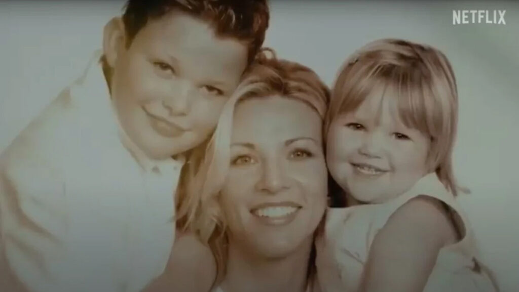 Madre con dos hijos en el documental de Netflix Los pecados de nuestra madre