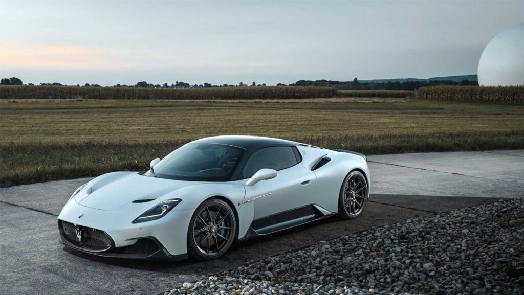 Maserati MC20 de Novitec en un campo