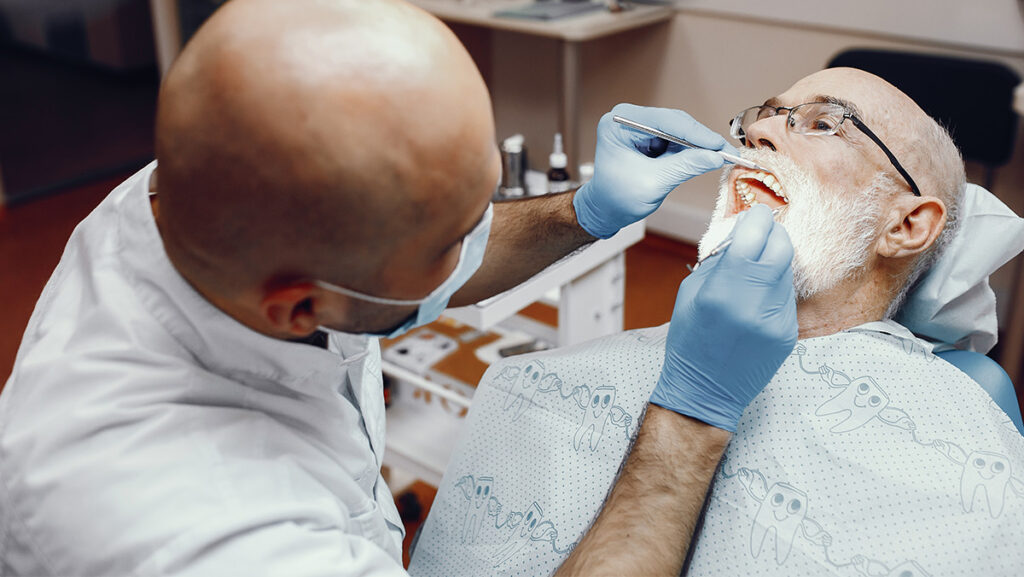 Odontólogo revisando a paciente