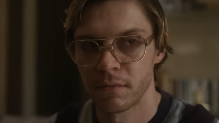 Lee más sobre el artículo Monstruo: La historia de Jeffrey Dahmer. Sinopsis, tráiler, reparto, curiosidades y críticas ¡El carnicero de Milwaukee llega a Netflix!