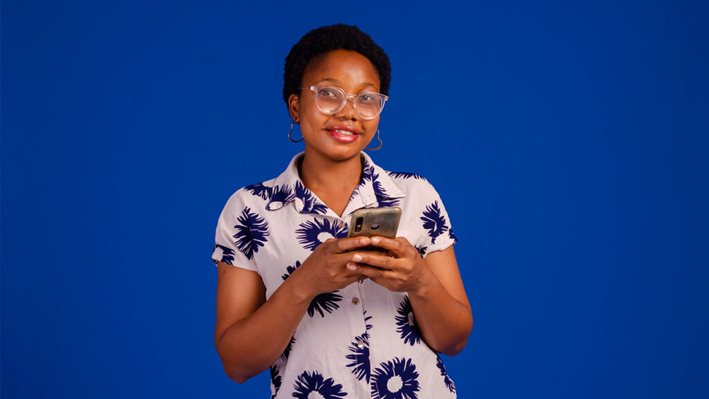 Mujer africana con smartphone