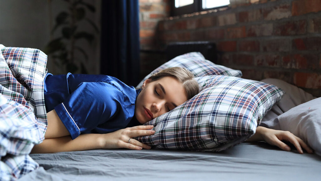 Mujer con pijama azul durmiendo