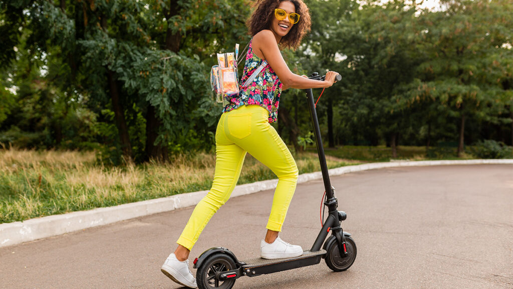 Mujer joven en patinete eléctrico