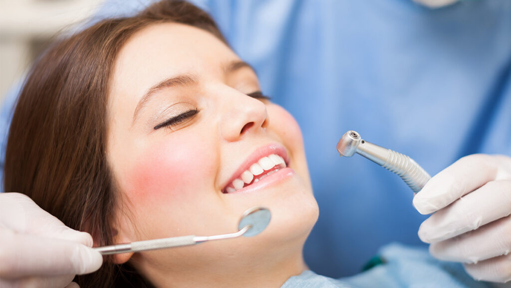 Mujer sonriendo en clínica dental