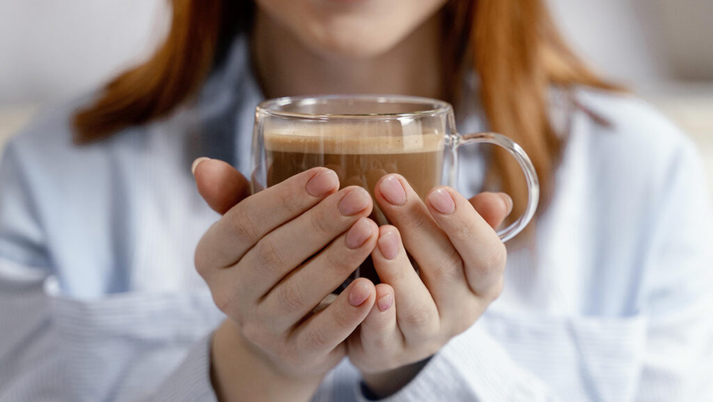 Mujer sosteniendo taza de café