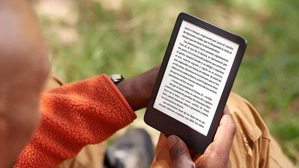 Persona leyendo libro en el nuevo Amazon Kindle 2022