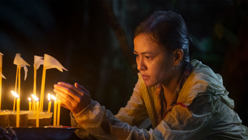 Mujer prendiendo velas