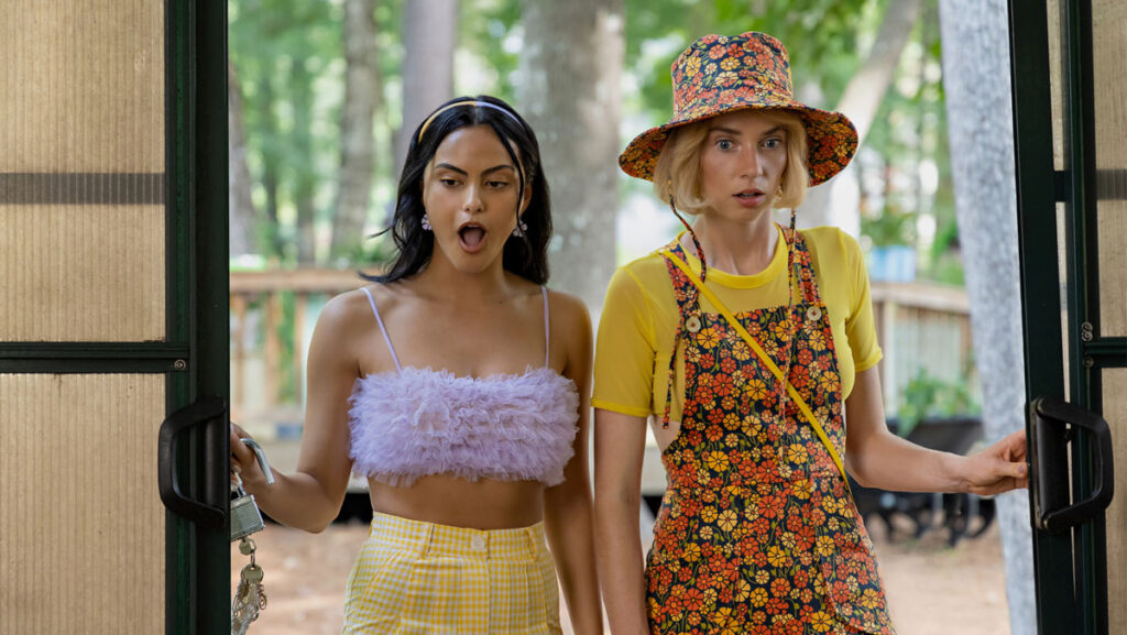 Maya Hawke y Camila Mendes en Revancha ya