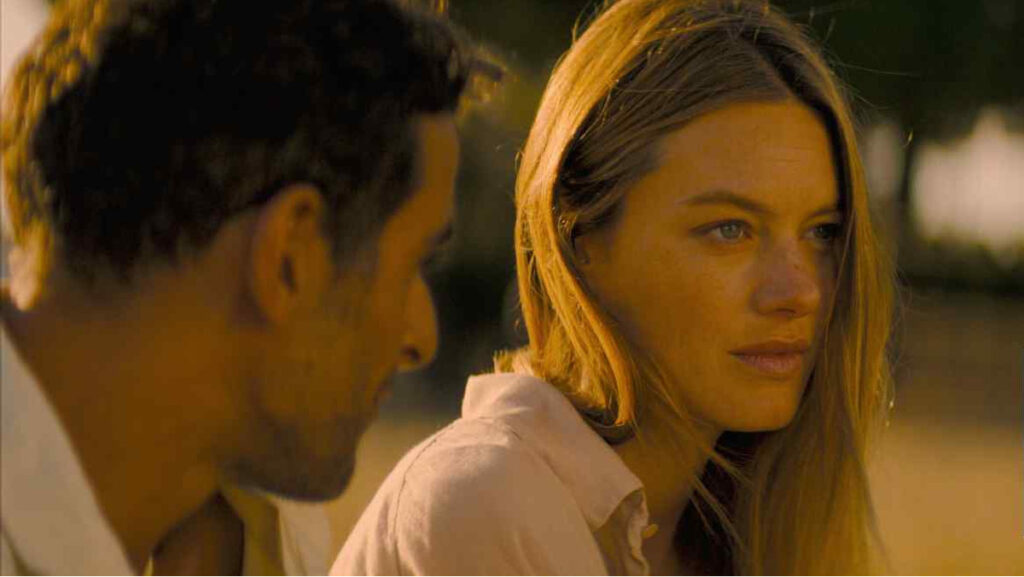 Camille Rowe viendo al horizonte en película