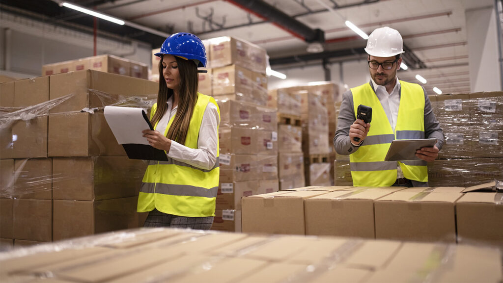 Trabajadores registrando productos con lectores de código de barras