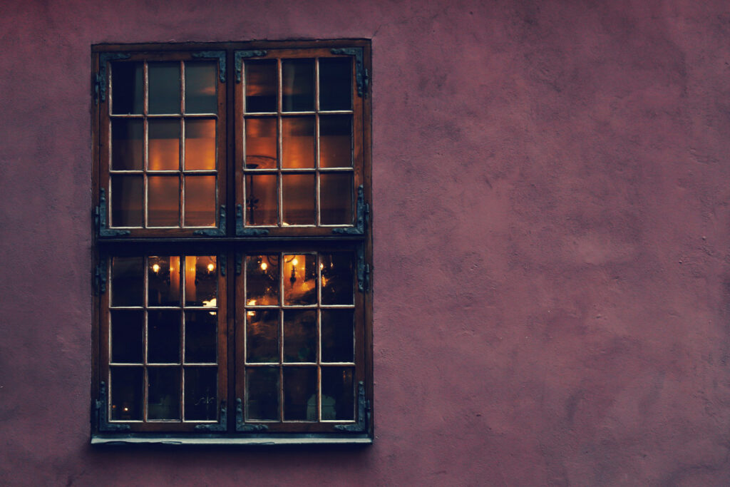 Ventana de casa con estilo vintage