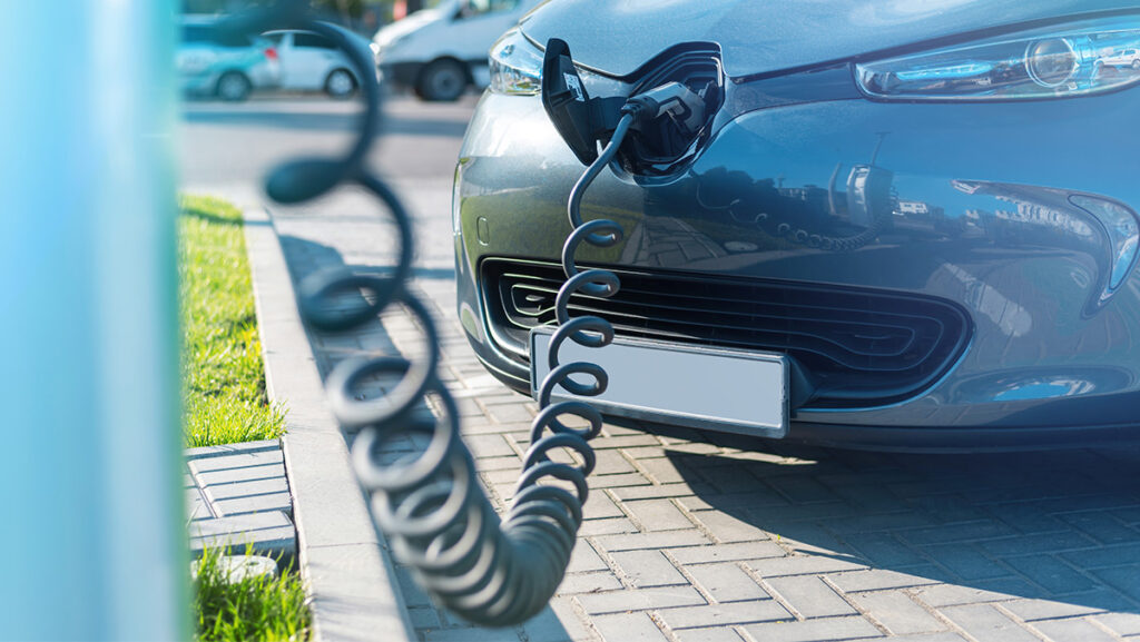 Auto eléctrico en recarga