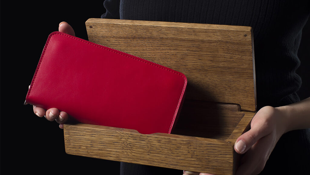 Cartera en caja de madera