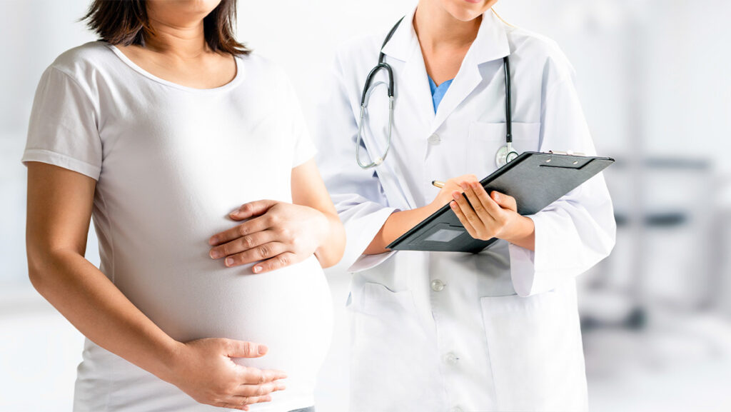 Mujer embarazada con doctora