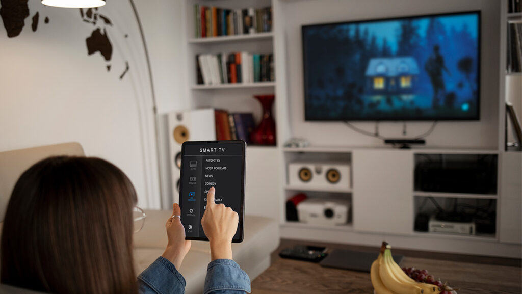 Mujer usando Smart TV