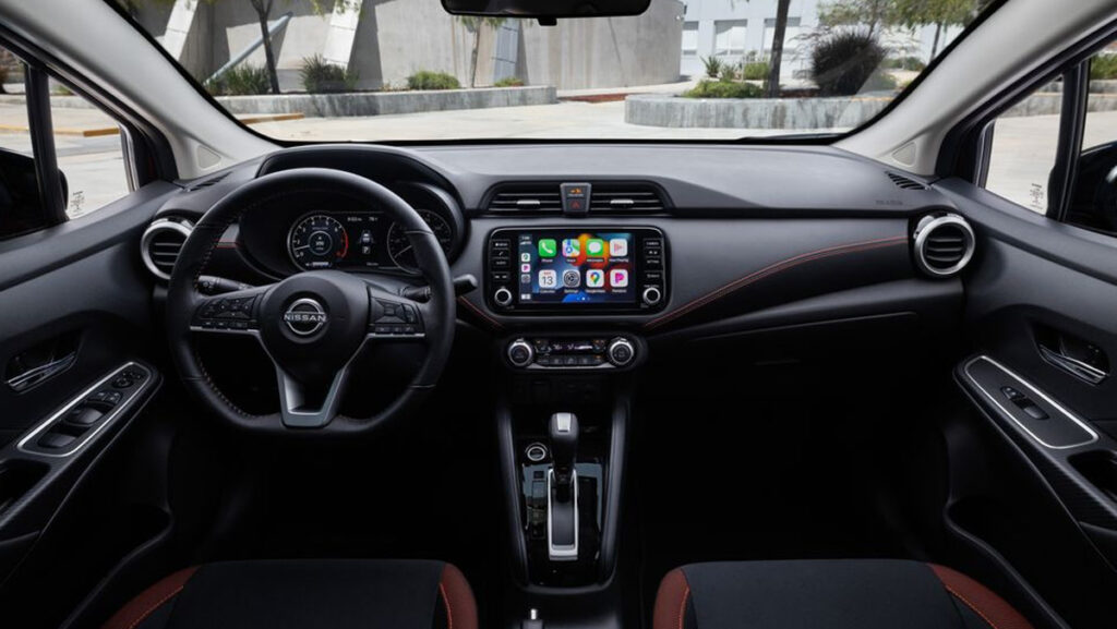 Diseño interior del Nissan Versa 2023