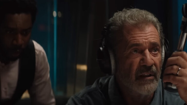 Lee más sobre el artículo ¡Tráiler de On The Line! Mel Gibson se transforma en und locutor de radio que debe evitar una tragedia