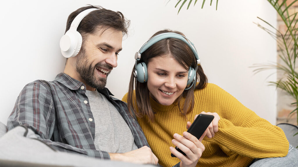 Pareja escuchando música