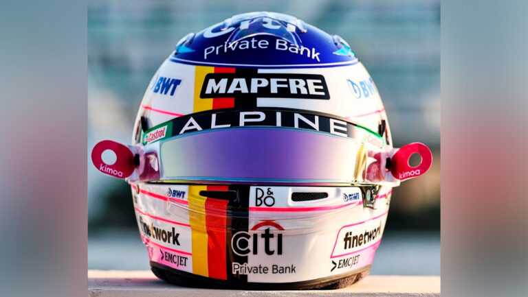 Lee más sobre el artículo <strong>¡Despedida de leyenda! Fernando Alonso rinde tributo a Vettel con un casco especial</strong>