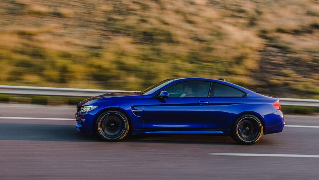 Coche azul en carretera