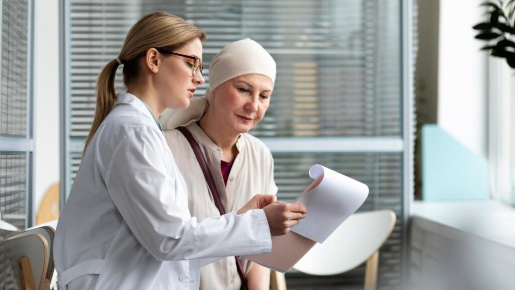 Doctora con mujer con cáncer