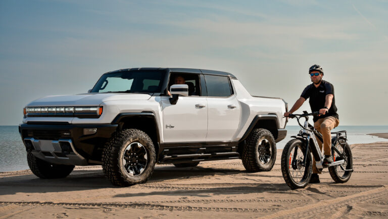 Lee más sobre el artículo <strong>¡Bicicleta eléctrica para el off-road! La GMC Hummer EV AWD eBike es la pareja ideal de la pick-up</strong>