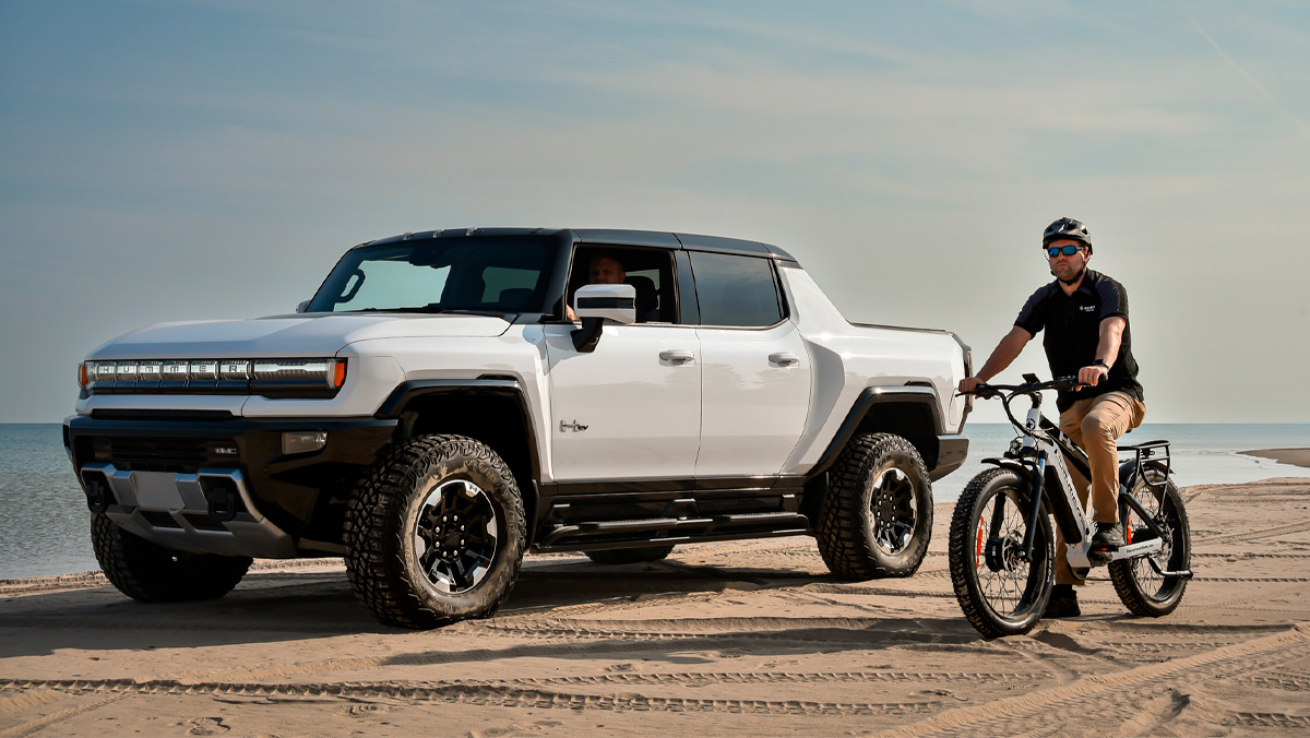 En este momento estás viendo <strong>¡Bicicleta eléctrica para el off-road! La GMC Hummer EV AWD eBike es la pareja ideal de la pick-up</strong>