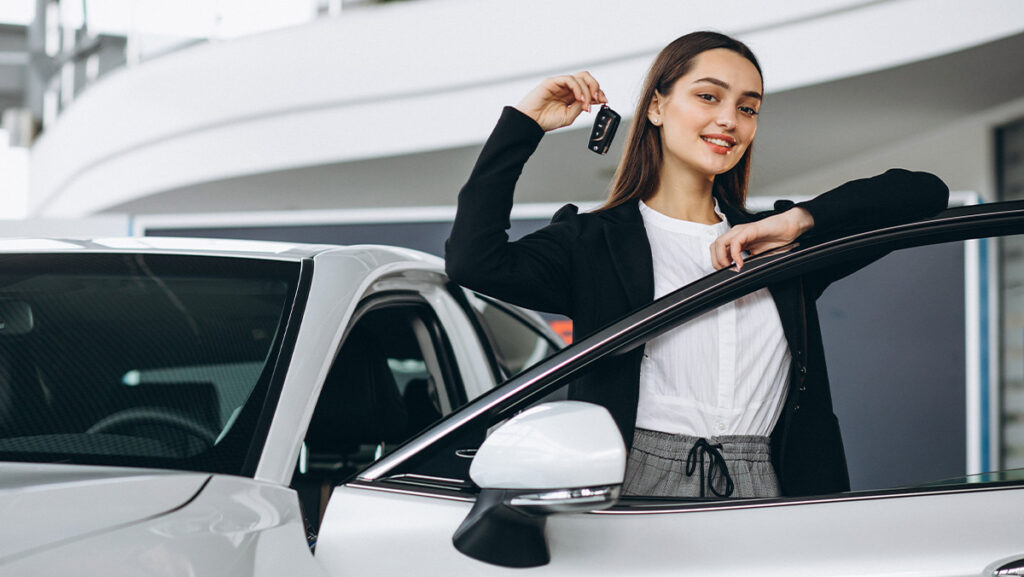 Mujer con llaves de auto nuevo