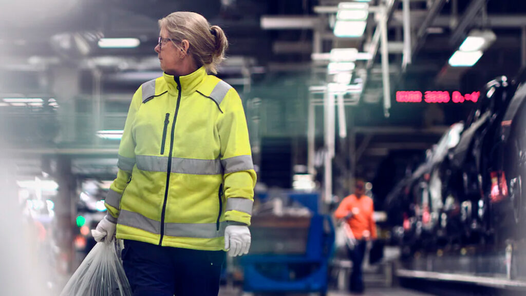 Mujer en fábrica de Volvo