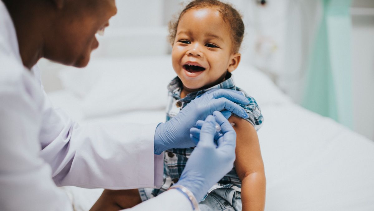 Niño recibiendo vacuna